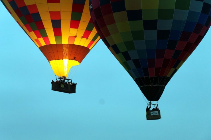 Kapadokya’da gökyüzü balonlarla buluştu