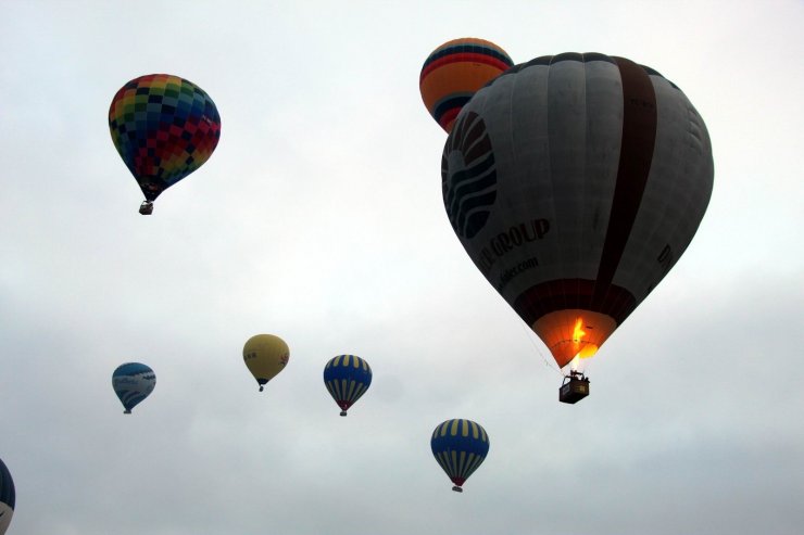 Kapadokya’da gökyüzü balonlarla buluştu