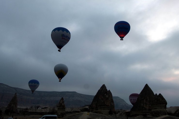 Kapadokya’da gökyüzü balonlarla buluştu