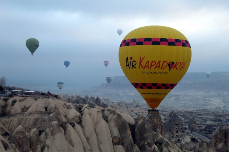 Kapadokya’da gökyüzü balonlarla buluştu