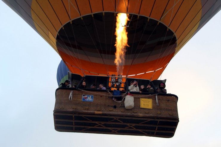 Kapadokya’da gökyüzü balonlarla buluştu