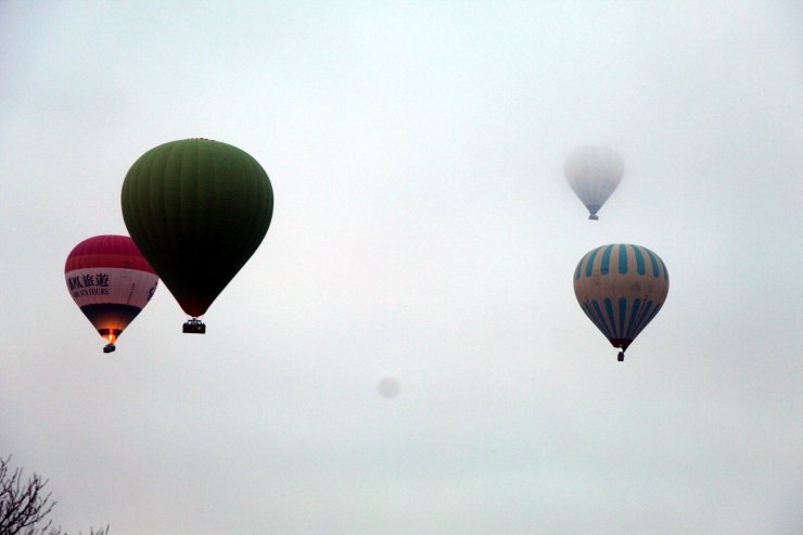 Kapadokya’da gökyüzü balonlarla buluştu