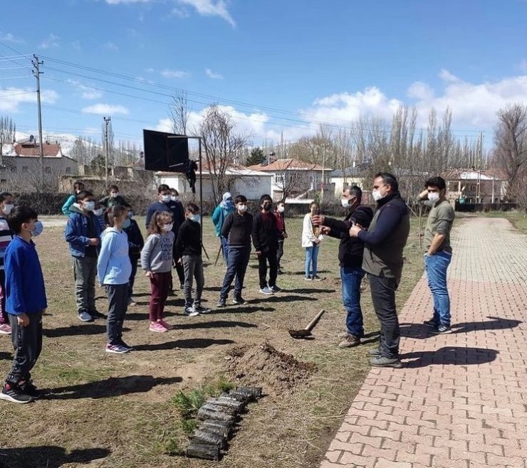 Tomarza’da öğrenciler ve öğretmenler okul bahçelerine ağaç dikti