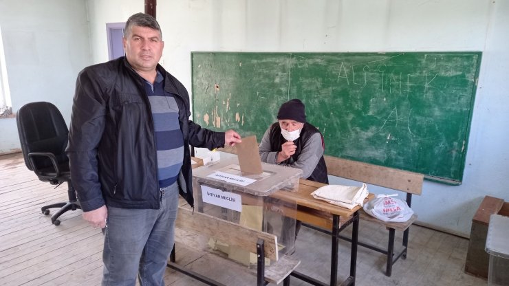 Mahalleli aza seçimi için sandık başına gitti