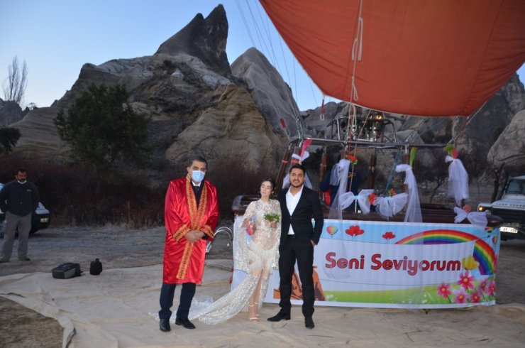 Kapadokya’da gökyüzünde nikah kıyıldı