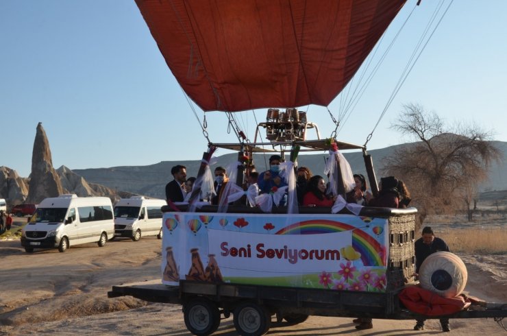 Kapadokya’da gökyüzünde nikah kıyıldı