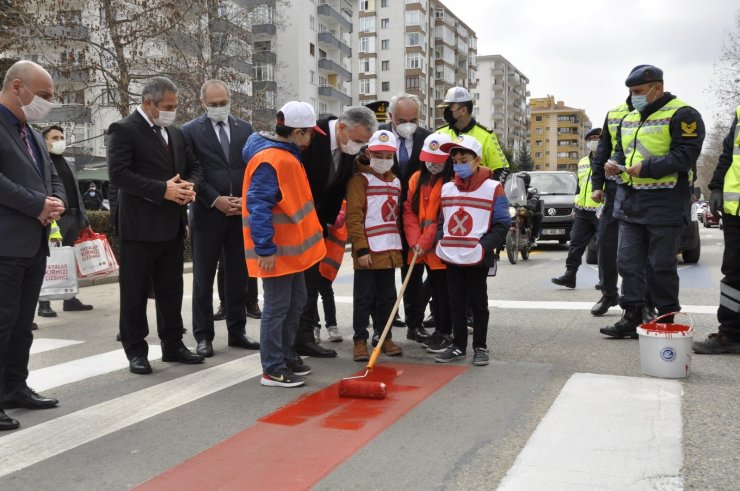 Eskişehir’de de yaya geçitleri kırmızıya boyandı