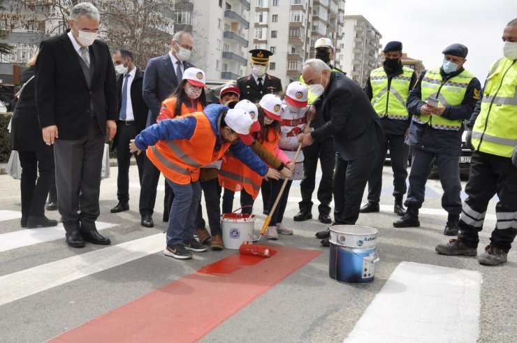 Eskişehir’de de yaya geçitleri kırmızıya boyandı