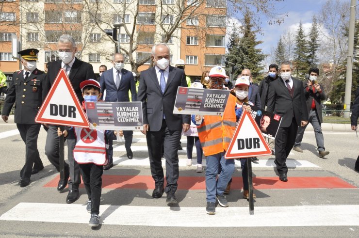 Eskişehir’de de yaya geçitleri kırmızıya boyandı