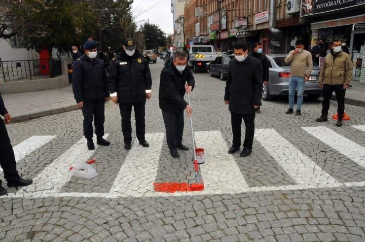 Akşehir’de yaya geçitlerine kırmızı şerit çekildi