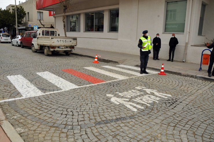 Akşehir’de yaya geçitlerine kırmızı şerit çekildi