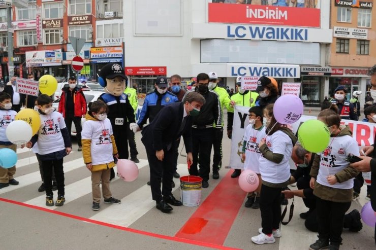 Aksaray’da Vali Aydoğdu öğrencilerle birlikte “Kırmızı Çizgi” çekti