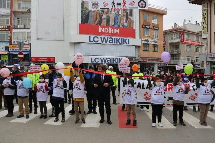 Aksaray’da Vali Aydoğdu öğrencilerle birlikte “Kırmızı Çizgi” çekti