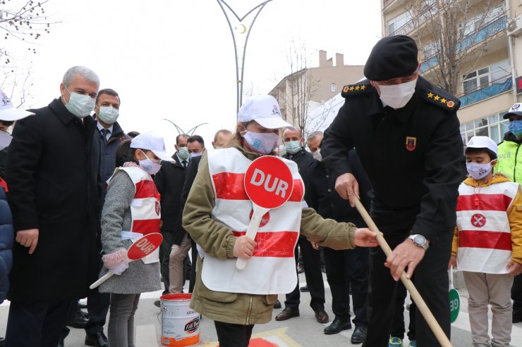 Kırmızı çizgilerle Kırşehir’de, yayalar için duyarlılık dönemi başladı