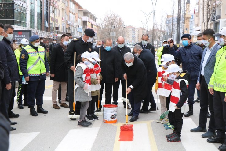 Kırmızı çizgilerle Kırşehir’de, yayalar için duyarlılık dönemi başladı