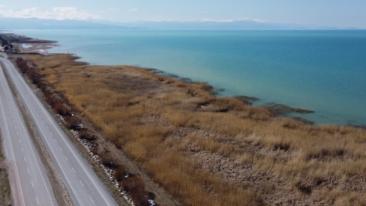 Eriyen kar suları Beyşehir Gölü’nü besliyor