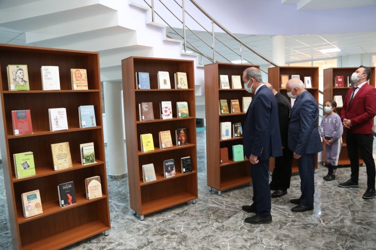 SCÜ’de Yunus Emre ve Türkçe kitap sergisi açıldı