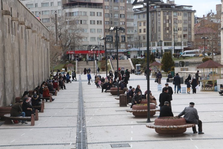 Yüksek riskli iller arasına giren Sivas’ta, validen ev hanımlarına çağrı