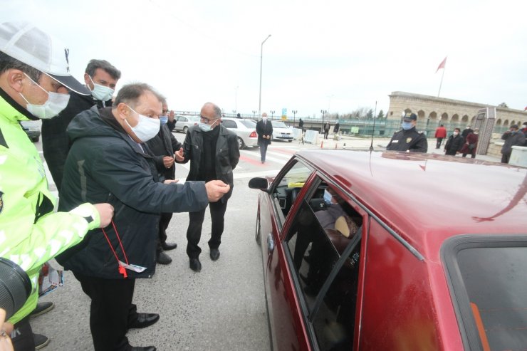 Beyşehir’de yaya geçitleri kırmızıya boyadı