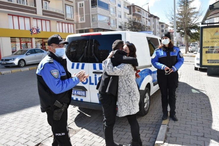 Nişanlısına evlilik teklifi etmek için polis ekiplerinden yardım istedi