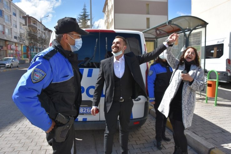 Nişanlısına evlilik teklifi etmek için polis ekiplerinden yardım istedi