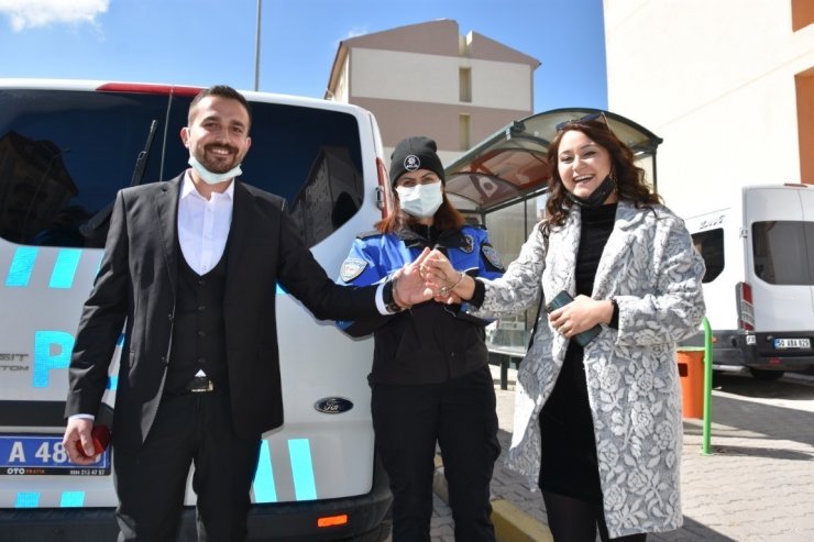 Nişanlısına evlilik teklifi etmek için polis ekiplerinden yardım istedi