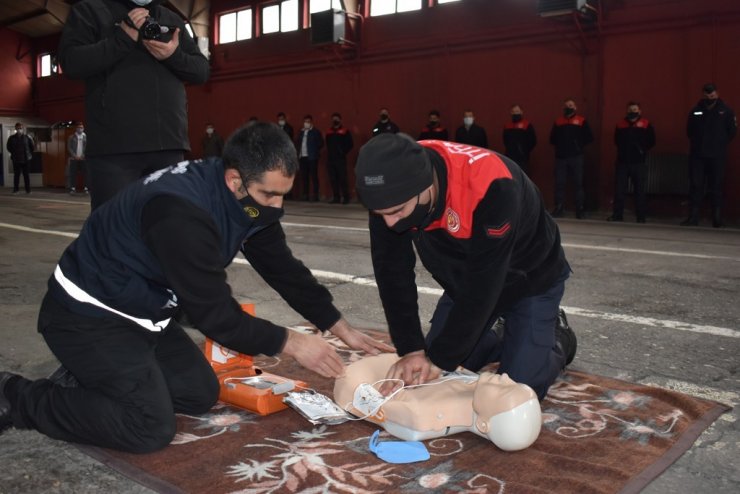 Sivas Belediyesi, itfaiye erlerine ilk yardım sertifikası