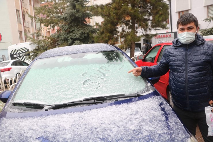 Gök gürültüsüyle birlikte yağan dolu, kısa sürede şehri beyaza bürüdü