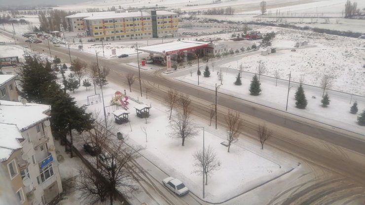 Gök gürültüsüyle birlikte yağan dolu, kısa sürede şehri beyaza bürüdü