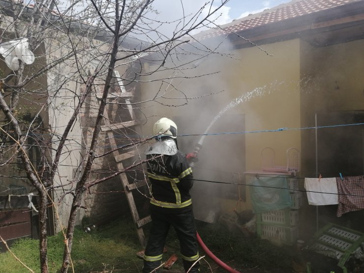 Müstakil evdeki yangında dumandan etkilenen yaşlı kadın hastanelik oldu