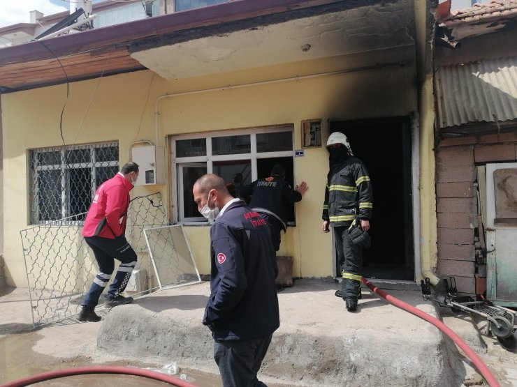 Müstakil evdeki yangında dumandan etkilenen yaşlı kadın hastanelik oldu