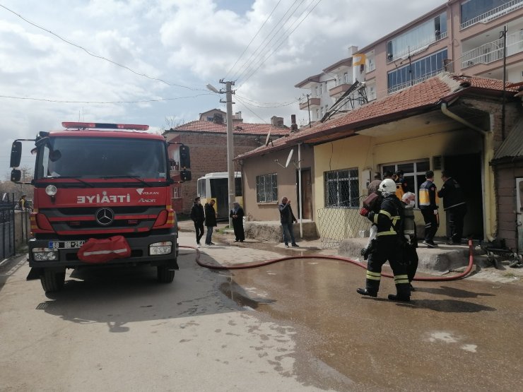 Müstakil evdeki yangında dumandan etkilenen yaşlı kadın hastanelik oldu