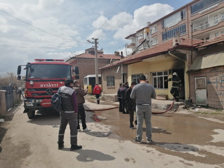 Müstakil evdeki yangında dumandan etkilenen yaşlı kadın hastanelik oldu