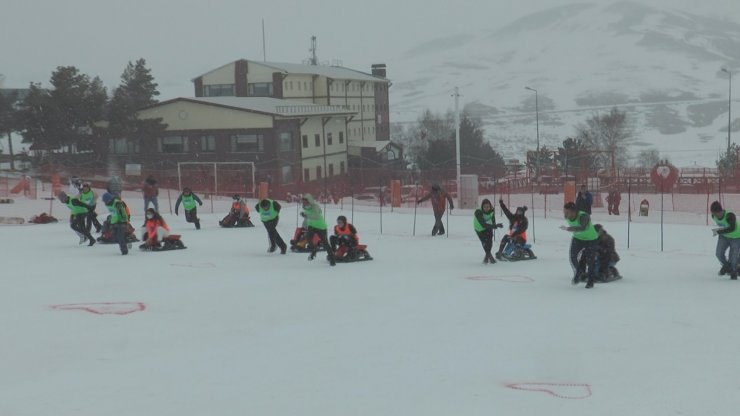 Erciyes’te ’Artık Çekilmez Oldun Kızak Yarışması’ eğlenceli dakikalar yaşattı