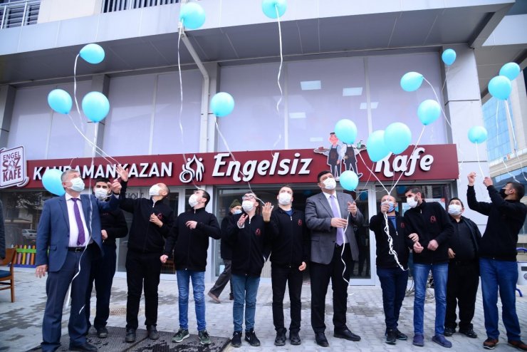 Mavi balonlar farkındalık için havalandı