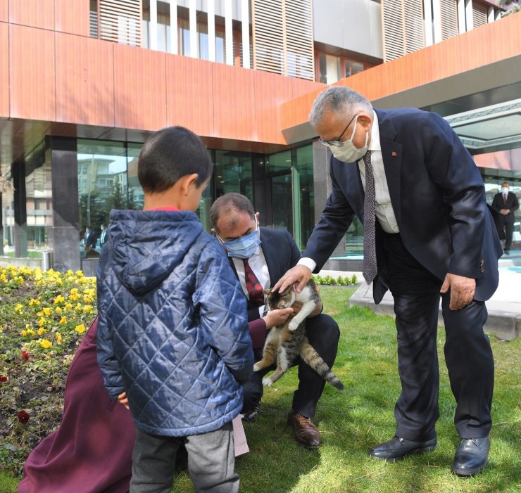 Başkan Büyükkılıç’tan otizmli Ayşe Nisa’ya ’kedi’ sürprizi