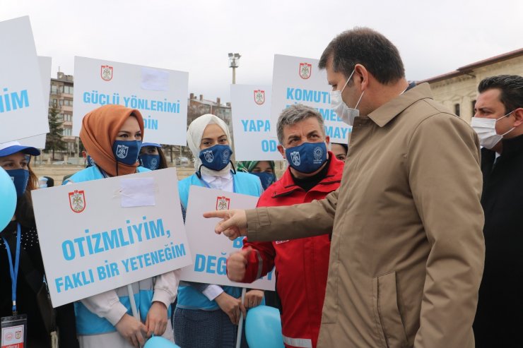 Sivas’ta 2 Nisan Dünya Otizm Farkındalık Günü dolayısıyla kurulan standı Vali Salih Ayhan ziyaret etti