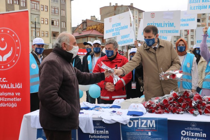 Sivas’ta 2 Nisan Dünya Otizm Farkındalık Günü dolayısıyla kurulan standı Vali Salih Ayhan ziyaret etti