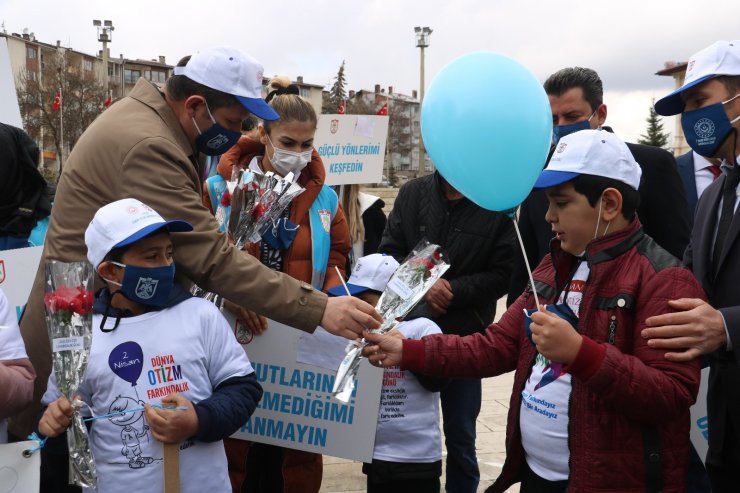 Sivas’ta 2 Nisan Dünya Otizm Farkındalık Günü dolayısıyla kurulan standı Vali Salih Ayhan ziyaret etti