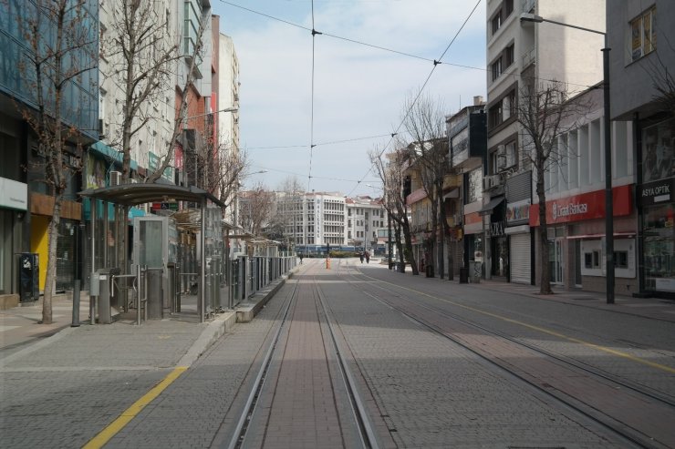 Kızaran Eskişehir’in caddelerinde hafta sonu sessizliği