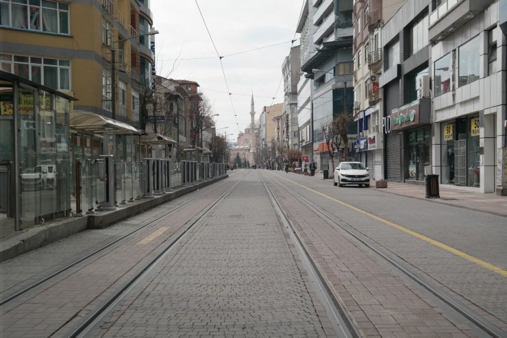 Kızaran Eskişehir’in caddelerinde hafta sonu sessizliği