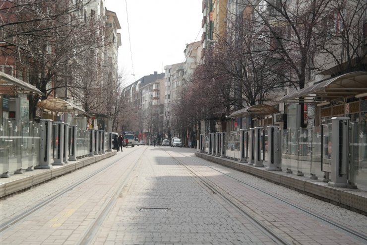 Kızaran Eskişehir’in caddelerinde hafta sonu sessizliği