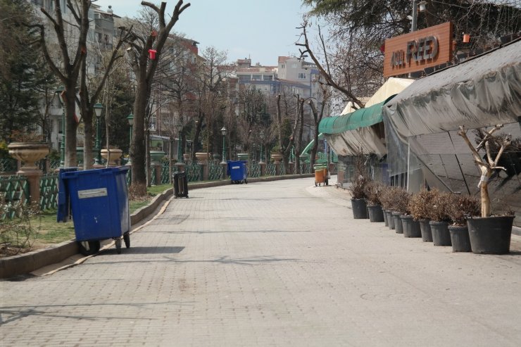 Kızaran Eskişehir’in caddelerinde hafta sonu sessizliği