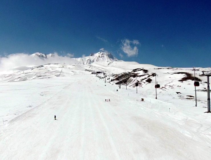 Turistler Erciyes’te boş pistlerin keyfini çıkardı