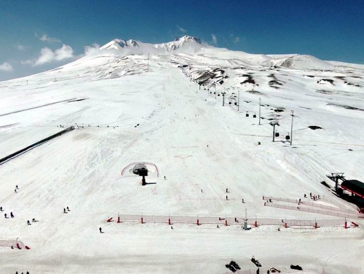 Turistler Erciyes’te boş pistlerin keyfini çıkardı