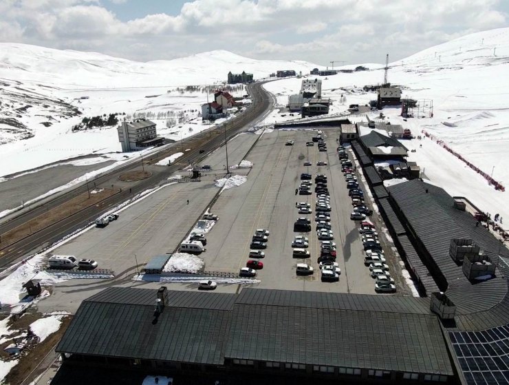 Turistler Erciyes’te boş pistlerin keyfini çıkardı