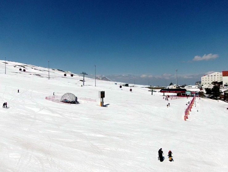 Turistler Erciyes’te boş pistlerin keyfini çıkardı