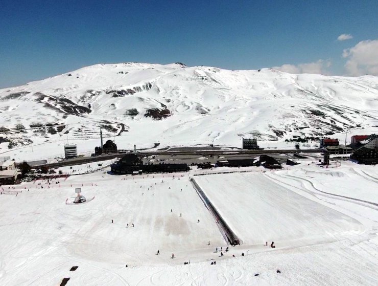 Turistler Erciyes’te boş pistlerin keyfini çıkardı