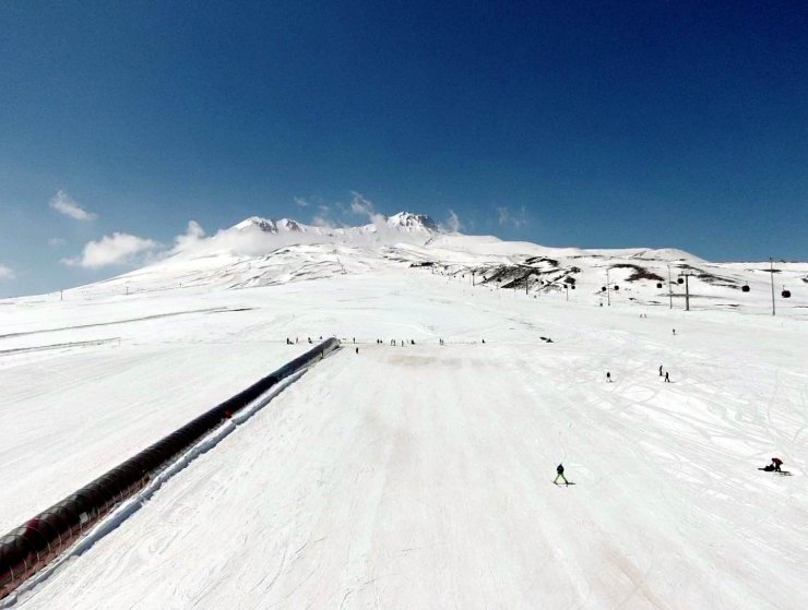 Turistler Erciyes’te boş pistlerin keyfini çıkardı