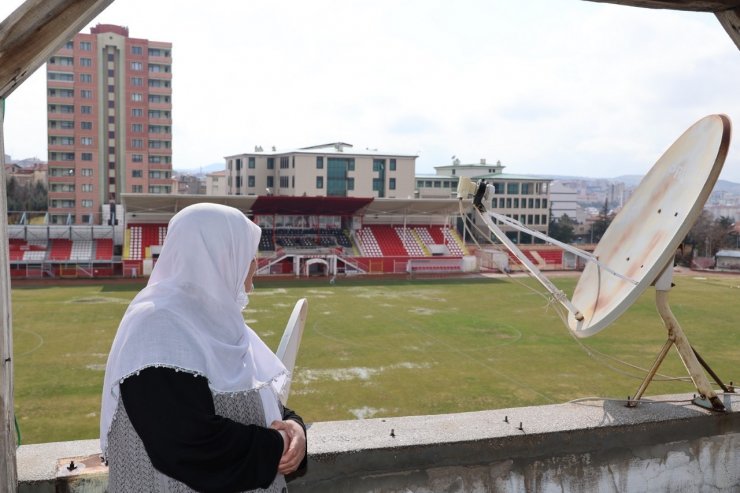 78 yaşındaki Hatice nineye Nevşehir Belediyespor forması hediye edildi